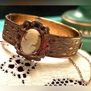 Antique Double-Signed AF & Co. Victorian Shell Cameo Hinged Bangle